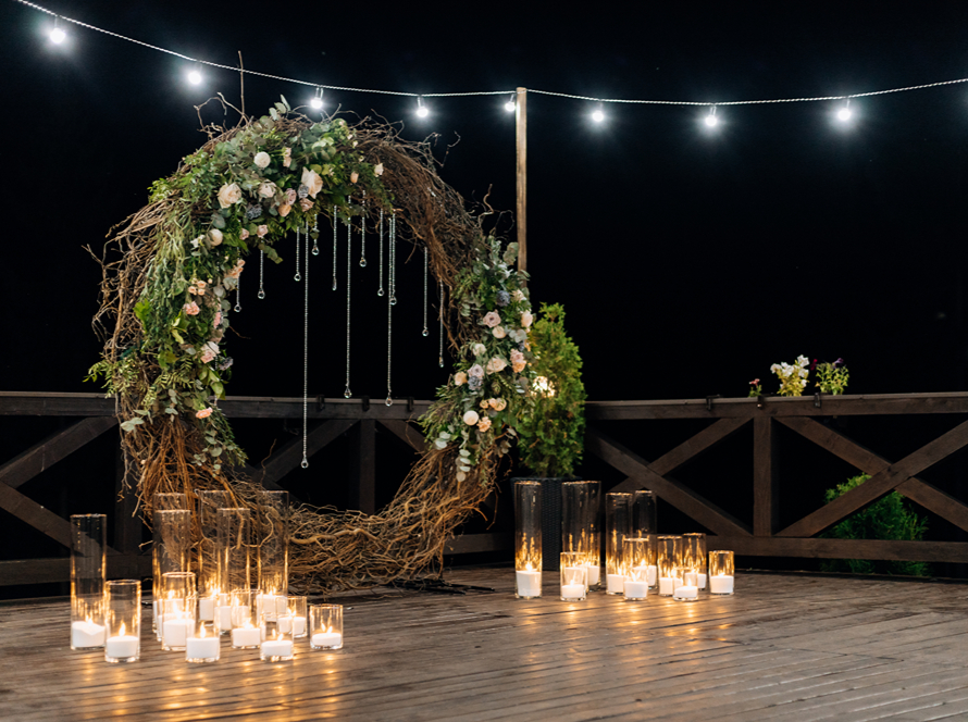 huge-decorative-circle-made-willow-greenery-pale-orange-roses-with-burning-candles (1)